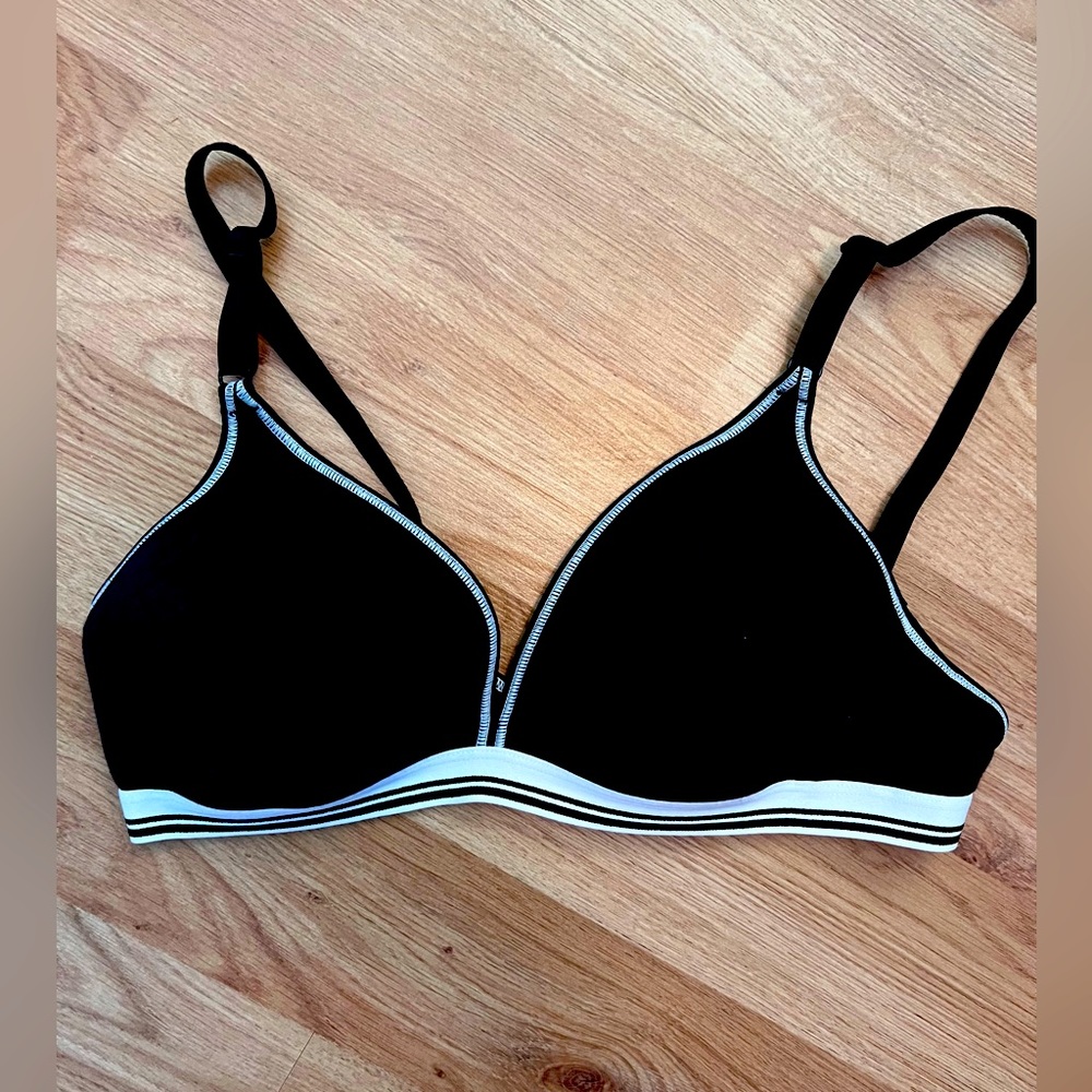 Adjustable strap sports bra